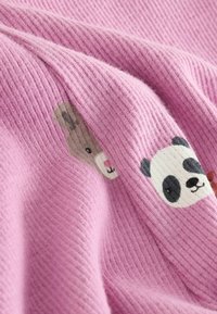Tissu tricoté rose présentant un motif d'ours brun et de panda. La texture semble douce avec de légères côtes partout.
