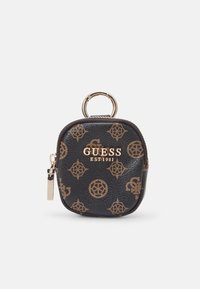 Petite pochette Guess noire et marron à motifs, avec fermeture éclair dorée et anneau porte-clés métallique rond fixé en haut au centre.