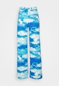 Siniset farkut, joissa on pilvikuosi eri sävyissä sinistä ja valkoista; leveälahkeinen malli; sisältää sydänmuotoja pilvissä.