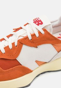 New Balance U327 UNISEX - Sneaker low - infield clay