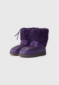 Botas moradas con parte superior de forro polar acolchado, parte inferior de cuero, punta redondeada y suela gruesa de goma con un detalle de logo en relieve.