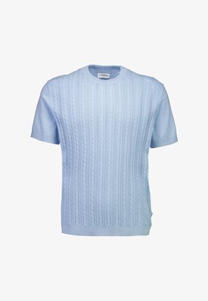 Jasnoniebieski krótki sweter z dzianiny z krótkim rękawem, z fakturą w warkocz, okrągłym dekoltem i rozcięciem z boku na dole. Miękki materiał z mieszanki bawełny.