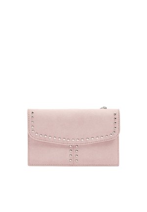 Jasnoróżowy portfel zamszowy z srebrnymi ćwiekami obramowującymi klapkę i środkowy szew, prostokątny z przeszywanymi krawędziami i zamkiem błyskawicznym u góry.