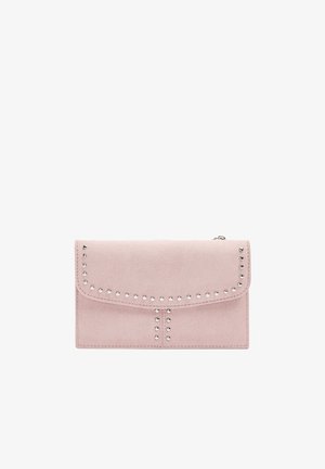 Jasnoróżowy portfel zamszowy z srebrnymi ćwiekami obramowującymi klapkę i środkowy szew, prostokątny z przeszywanymi krawędziami i zamkiem błyskawicznym u góry.