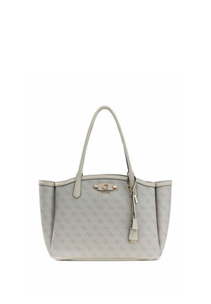 Sac cabas gris clair de créateur avec un motif subtil, deux poignées, une plaque métallique avec logo à l'avant et un charm suspendu.