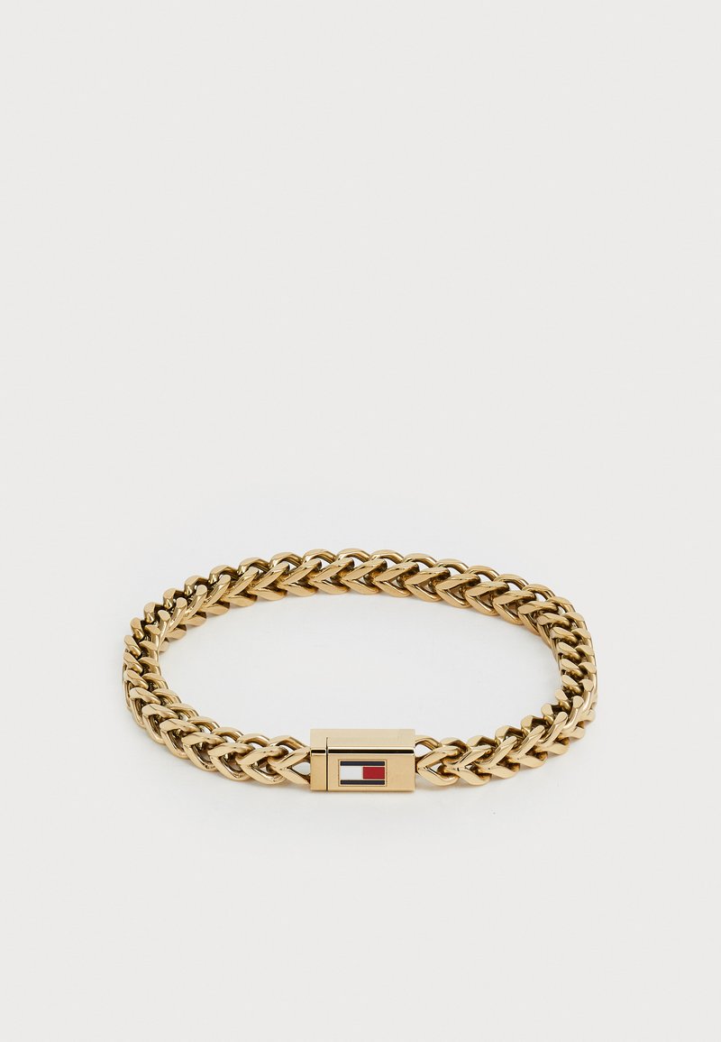 Kultaketjua esittävä kultaketju, jossa on yhteenliitettävät lenkit, sileä pinta ja solki, jossa on pieni punainen ja valkoinen korostus.