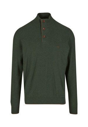 Pullover verde lavorato a maglia con colletto alto, tre bottoni marroni e polsini a costine; presenta una texture sottile e un piccolo logo sul petto.