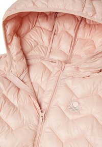 Padded růžová bunda s diamantovým prošíváním, se zipovým zapínáním a kapucí. Dekorativní logo vyšitá na levé přední straně.