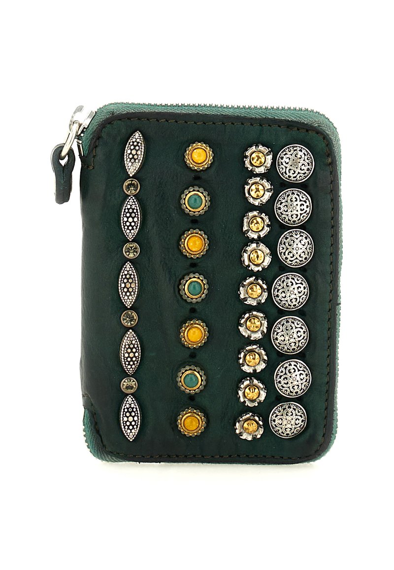 Portafoglio in pelle verde con chiusura a zip, decorato con borchie metalliche in accenti oro, argento e turchese disposte in linee verticali.