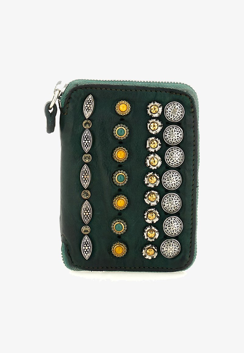 Portafoglio in pelle verde con chiusura a zip, decorato con borchie metalliche in accenti oro, argento e turchese disposte in linee verticali.