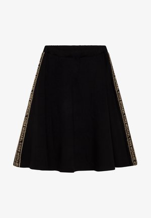 Sort nederdel med vid skirtsnit, der har en elastisk talje og en guldfarvet accentstribe langs siderne med teksten "MICHAEL KORS."