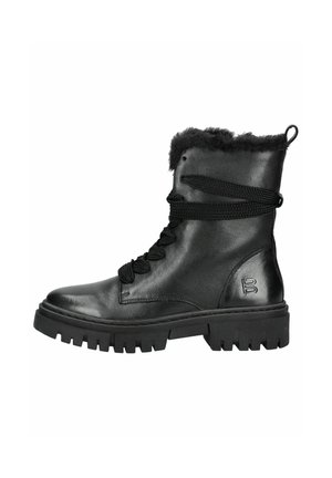 Schwarzer Winterstiefel aus Leder mit dicker Gummisohle, Fellfutter und umwickelten schwarzen Schnürsenkeln, seitlich auf weißem Hintergrund betrachtet.