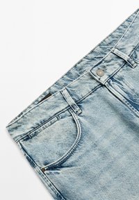 Ljust blå denimjeans med en klassisk fem-fickdesign, metallknapp och en något blekt finish med synlig sömnad.
