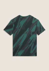 Camiseta de manga corta con un patrón abstracto de pinceladas en verde oscuro y negro, vista desde la parte de atrás sobre un fondo claro.