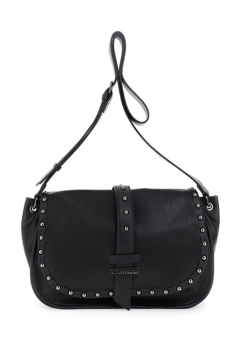 Sac à épaule en cuir noir avec une bandoulière réglable, des clous en argent le long des bords et une fermeture à sangle à l'avant avec une plaque logo en métal.