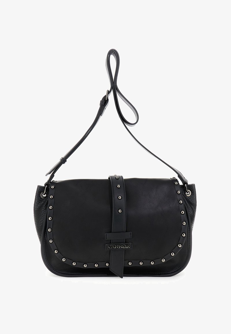 Borsa a spalla in pelle nera con tracolla regolabile, borchie argentate lungo i bordi e chiusura frontale con cinturino e placca in metallo con logo.