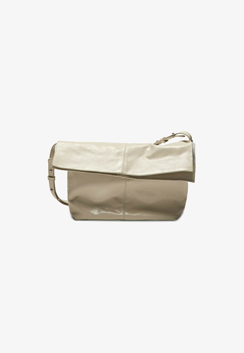 Beige lædertaske med en blank finish, har en fold-over flap, justerbar rem og minimale syninger. Slankt og moderne design.