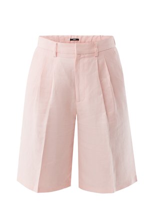 Shorts in lino rosa chiaro con vita alta, caratterizzati da pieghe stirate, tasche e un taglio dritto, progettati per una vestibilità ampia.