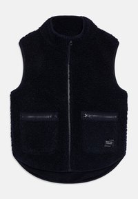 Granatowy fleece'owy kamizelka z wysokim kołnierzem, przednim zamkiem i dwoma kieszeniami na zamek błyskawiczny. Miękka tekstura, zaokrąglony dół i metka blisko dolnej krawędzi.