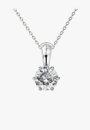 Collana in argento con un ciondolo a gemma rotonda e trasparente, fissato con sei griffe, su una delicata catena. Finitura metallica liscia, design semplice.