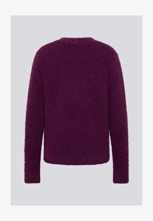 Lila flauschiger Pullover mit langen Ärmeln, rundem Ausschnitt und strukturierter Oberfläche. Die Rückseite zeigt ein einfaches, schmuckloses Design.