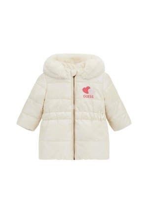 Cremefarbene gepolsterte Kleinkindjacke mit Kunstpelzkapuze, Frontreißverschluss und pinkfarbenen Herzlogos mit "GUESS" auf der Brust.