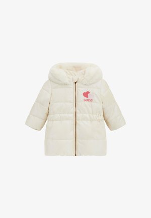 Kermanvärinen pehmustettu taaperotakki tekoturkistakilla, vetoketjulla edessä ja vaaleanpunaisilla sydänlogoilla, joissa on "GUESS" rinnassa.