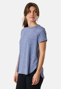 T-shirt a maniche corte blu melange con scollatura rotonda, caratterizzato da un orlo leggermente curvo e un sottile dettaglio del logo sulla manica.