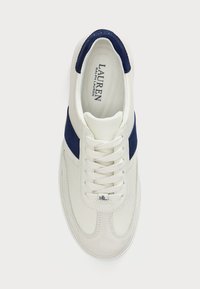 Biele kožené tenisky s námorníckymi modrými akcentmi a šnúrkami. Majú hladký povrch, okrúhlu špičku a logo na boku. Klasický dizajn.