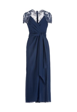 Abito blu navy lungo fino a terra con maniche a copertura in pizzo, corpetto incrociato e cintura annodata in vita.