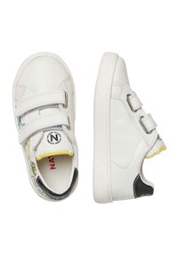 Scarpe bianche sintetiche con due strap in velcro. Una scarpa presenta un design colorato con motivi floreali, mentre l'altra è completamente bianca.