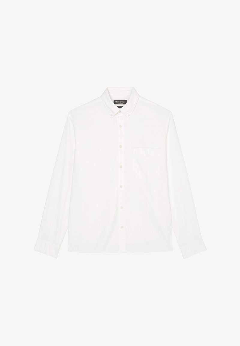 Chemise blanche à manches longues boutonnée avec une poche sur le côté gauche et un petit col avec bouton, posée à plat sur un fond blanc.