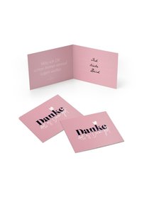 Rožinės sveikinimo atvirutės su juodu ir baltu tekstu. Viena atvirutė, atversta, viduje turi užrašą "To, ką tau visada norėjau pasakyti".