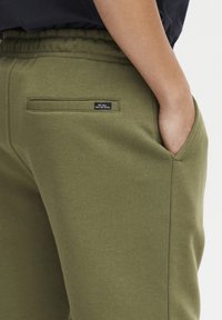 Blend BHDOWNTOWN REGULAR FIT - Pantaloni de trening - winter moss