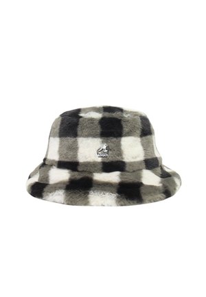 Chapeau bob en fausse fourrure douce avec un motif à carreaux noir, gris et blanc, orné d'un petit logo à l'avant.