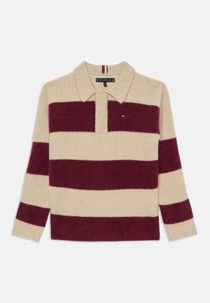 Pulover cu dungi bej și burgund, cu guler polo, textură ribbată și un accent mic cu logo în partea stângă deasupra zonei pieptului.