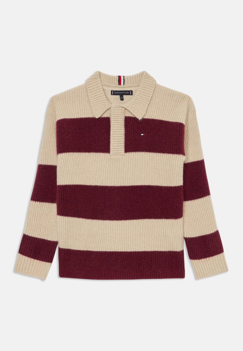 Pulover cu dungi bej și burgund, cu guler polo, textură ribbată și un accent mic cu logo în partea stângă deasupra zonei pieptului.