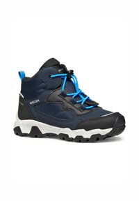 Baskets montantes bleu marine avec des accents noirs et blancs, matériau synthétique texturé, bout renforcé et lacets bleu vif.