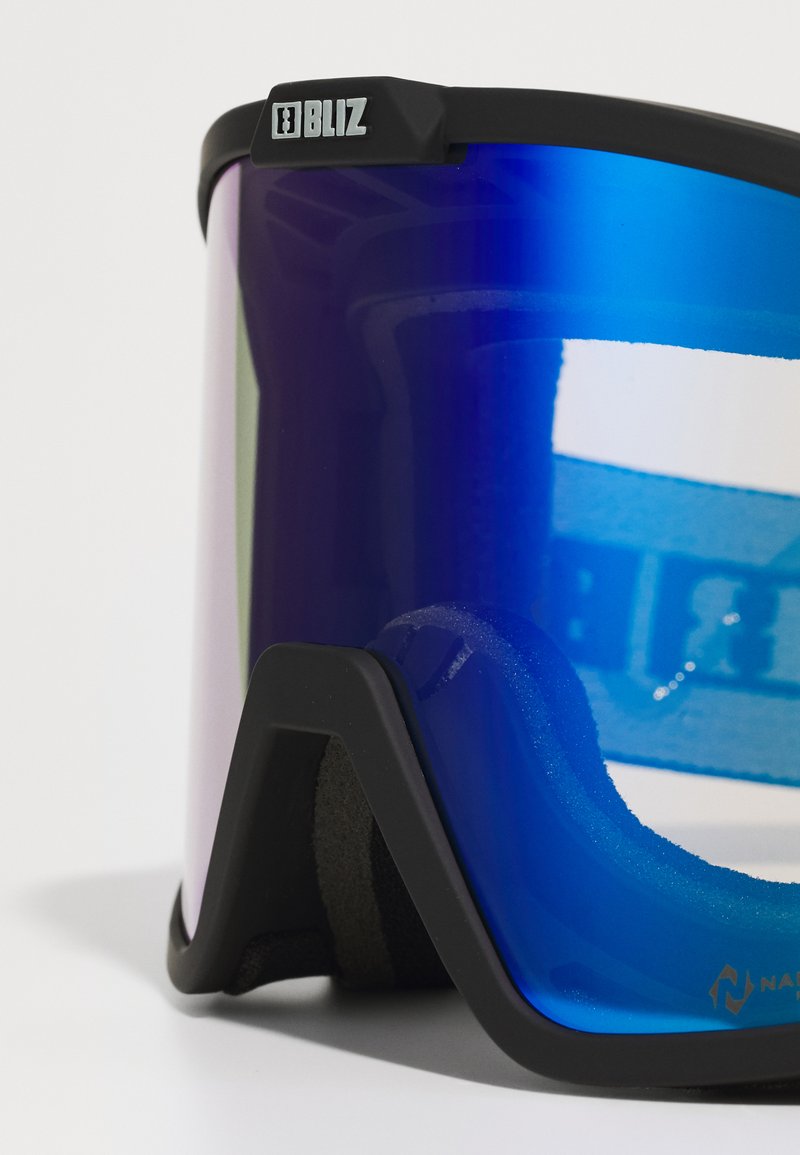 Occhiali da sci Bliz con una grande lente curva di colore blu, montatura nera e imbottitura interna morbida. Presentano un logo sulla parte superiore e hardware regolabile.