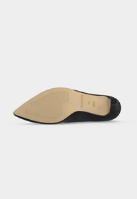 Chaussure plate noire à bout pointu vue de la semelle, avec semelle beige, grip texturé, taille 4½, et marque "Gabor."