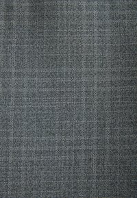 Dunkelgrauer Stoff mit einem dezenten Karomuster und einer strukturierten Webart. Das Material wirkt robust und ist für verschiedene Anwendungen geeignet.