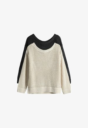 Dwa swetry z długim rękawem z otwartym splotem i okrągłymi dekoltami, jeden kremowy z przodu, a drugi czarny z tyłu, prezentowane na białym tle.