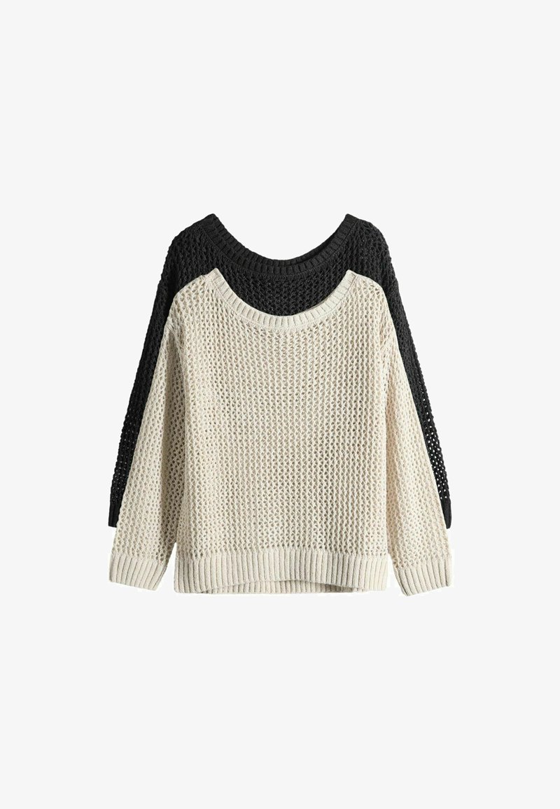 Dva pletené svetre s dlhými rukávmi a okrúhlym výstrihom, jeden krémovej farby vpredu a jeden čierny vzadu, zobrazené na bielom pozadí.