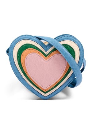 Borsa a tracolla a forma di cuore con tracolla blu pastello e design a cuore stratificato in rosa, arancione, verde, crema e blu. Nessuno sfondo visibile.