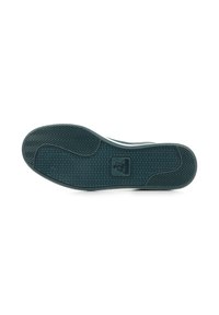 Zool van een schoen met een gestructureerd rubber materiaal, donker teal kleur en een visgraatpatroon met een logo op de hiel.
