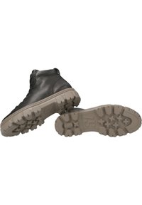 Scarpe alte in pelle nera con finitura texture, dotate di suola in gomma beige e battistrada multicolore per una migliore aderenza.
