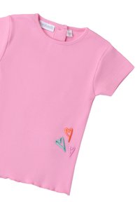 Różowy, prążkowany t-shirt z krótkim rękawem i okrągłym dekoltem, z wyszywanymi sercami w kolorze czerwonym, zielonym i niebieskim na dolnym lewym boku.