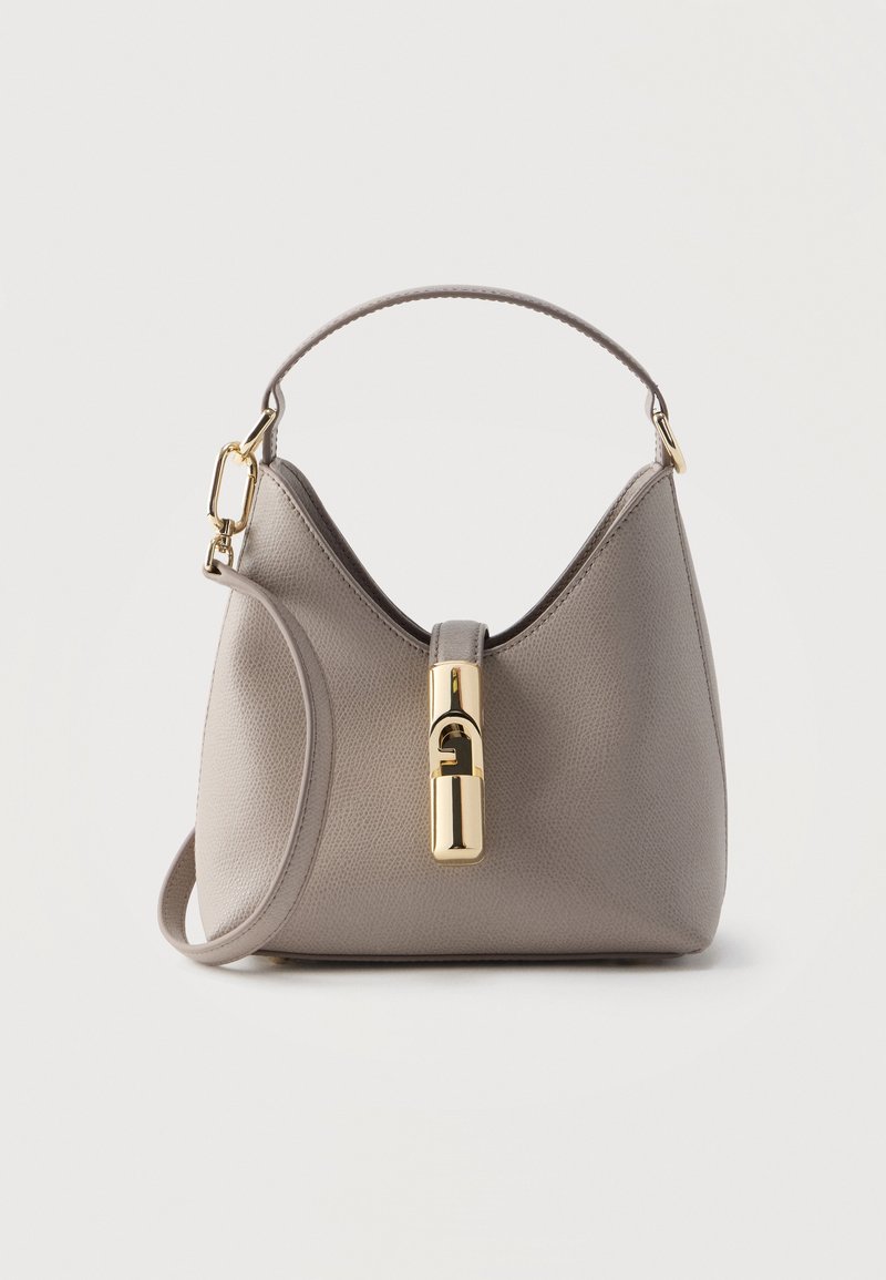 Sac à main en cuir texturé gris avec poignée courte, fermoir doré à l'avant et bandoulière amovible sur fond blanc uni.