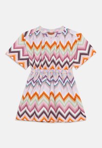 Vestido de manga corta con diseño en chevron en naranja, rosa, verde, púrpura y azul, con cintura elástica fruncida y escote redondo.