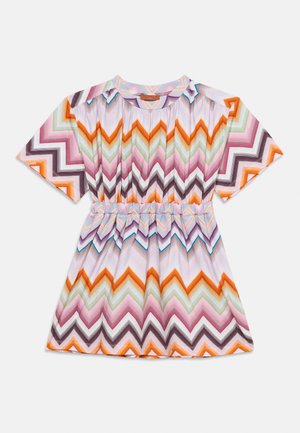 Šaty s krátkym rukávom so vzorom Chevron v oranžovej, ružovej, zelenej, fialovej a modrej farbe, s nariaseným elastickým pásom a okrúhlym výstrihom.